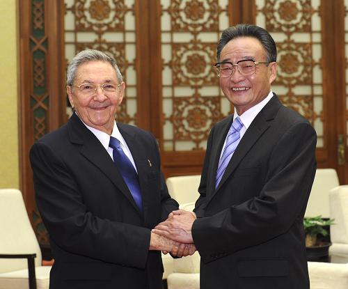吴邦国会见劳尔·卡斯特罗 7月5日,全国人大常委会委员长吴邦国在北京人民大会堂会见古巴国务委员会主席兼部长会议主席劳尔·卡斯特罗。 新华社记者饶爱民摄