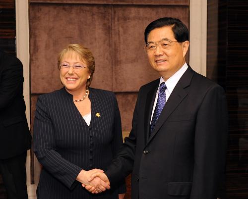 胡锦涛会见智利总统巴切莱特 11月13日,国家主席胡锦涛在新加坡会见智利总统巴切莱特。 新华社记者 鞠鹏 摄