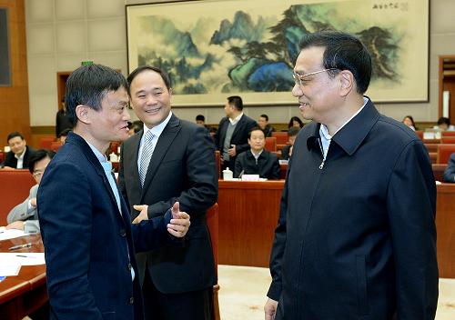 10月31日,中共中央政治局常委、国务院总理李克强在北京主持召开经济形势座谈会,听取专家学者和企业负责人对当前经济形势和今后经济工作的意见和建议。这是李克强与民营企业家马云(左)、李书福交谈。