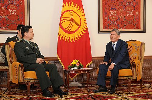 6月27日,在吉尔吉斯斯坦首都比什凯克总统官邸,吉总统阿坦巴耶夫(右)会见到访的中国国务委员兼国防部长常万全。新华社记者 关建武 摄
