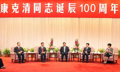 9月7日,纪念康克清同志诞辰100周年座谈会在北京人民大会堂举行。中共中央政治局常委、全国政协主席贾庆林出席座谈会。新华社记者 姚大伟 摄