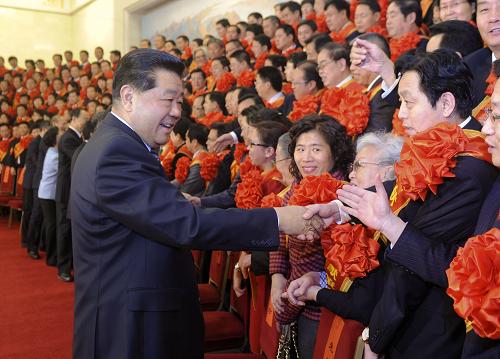 11月30日,各民主党派、工商联和无党派人士为全面建设小康社会作贡献表彰大会在北京召开。中共中央政治局常委、全国政协主席贾庆林会前在人民大会堂会见出席表彰大会的全体代表。新华社记者 张铎 摄