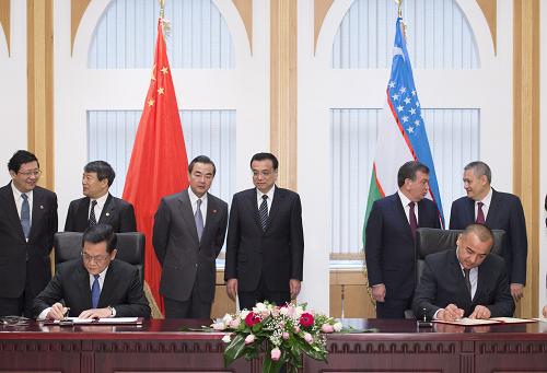 11月29日,中国国务院总理李克强在塔什干与乌兹别克斯坦总理米尔济亚耶夫共同出席双边经贸、能源、文化等合作文件的签字仪式。新华社记者 李学仁 摄