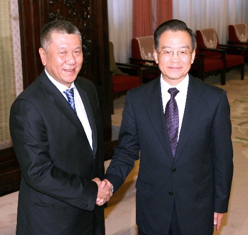 11月23日,中国国务院总理温家宝在北京中南海会见来京述职的澳门特别行政区行政长官何厚铧。 新华社记者 庞兴雷 摄