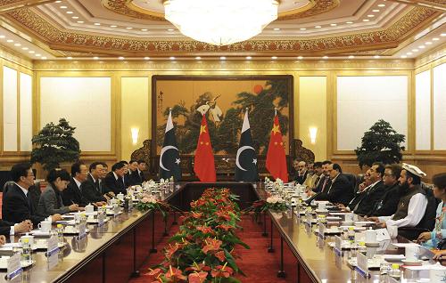 5月18日,中国国务院总理温家宝在北京人民大会堂同巴基斯坦总理吉拉尼举行会谈。新华社记者 饶爱民 摄