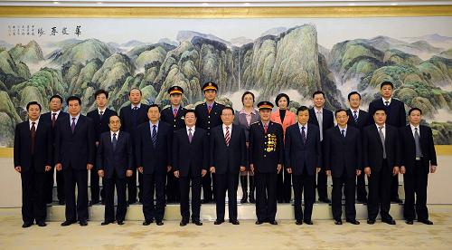 12月29日,李东晓同志先进事迹报告会在北京人民大会堂举行。这是报告会开始前,中共中央政治局常委李长春会见李东晓同志和报告团成员。新华社记者 李涛 摄