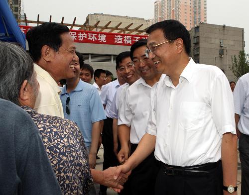 6月17日,中共中央政治局常委、国务院副总理李克强在河南洛阳参加全国节能宣传周活动。 这是李克强在西工社区节能宣传周活动现场与社区群众亲切交谈。 新华社记者 刘卫兵 摄
