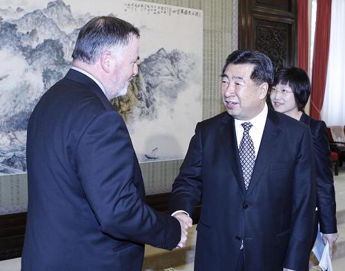 6月23日,国务院副总理回良玉在北京中南海紫光阁会见世界水理事会主席卢瓦克·福雄。新华社记者丁林摄