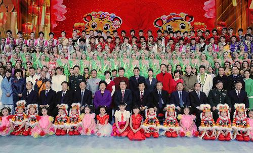 2月11日晚,中共中央政治局常委李长春来到中央电视台春节联欢晚会彩排现场,亲切看望正在紧张工作的演职人员,向大家致以诚挚的慰问和节日的祝贺。这是李长春与演员合影留念。 新华社记者 李涛 摄