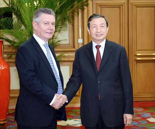 6月21日,国务院副总理马凯会见来京出席第27届中欧经贸混委会的欧盟委员会贸易委员德古赫特。新华社记者 李涛 摄