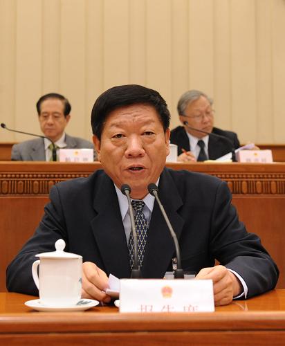 12月24日,十一届全国人大常委会第十二次会议在北京人民大会堂举行第二次全体会议。这是人力资源和社会保障部部长尹蔚民向会议报告关于促进就业和再就业工作情况。 新华社记者黄敬文摄