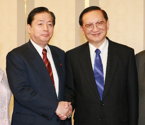 2月22日,在日本进行正式访问的中国国务委员唐家璇(右)在东京会见与自民党联合执政的日本公明党代表太田昭宏。 新华社记者 任正来 摄