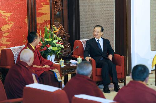 2月10日,中共中央政治局常委、国务院总理温家宝在北京中南海紫光阁亲切接受第十一世班禅额尔德尼·确吉杰布的拜见。新华社记者 李涛 摄
