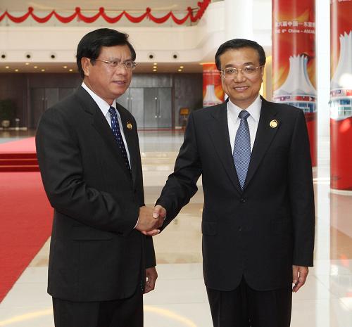 10月19日,国务院副总理李克强在南宁会见出席第六届中国-东盟博览会的老挝总理波松。新华社记者 刘卫兵 摄