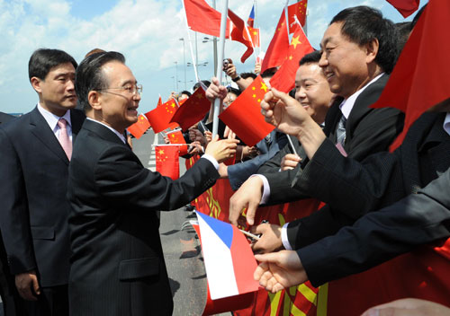 温家宝抵捷出席第十一次中欧领导人会晤 5月20日,国务院总理温家宝抵达捷克首都布拉格,出席第十一次中欧领导人会晤。 新华社记者马占成摄