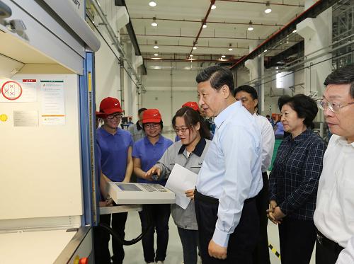 这是习近平在天津职业技能公共实训中心观看学员进行数控机床操作训练。新华社记者兰红光摄