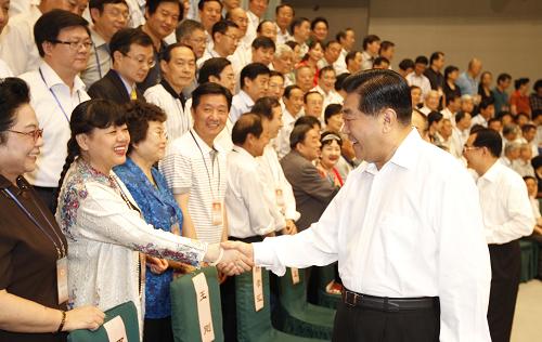 政协十一届全国委员会第五期委员学习研讨班在京举办 6月29日,政协十一届全国委员会第五期委员学习研讨班在北京举行开班式。中共中央政治局常委、全国政协主席贾庆林会见全体学员。中共中央政治局委员、全国政协副主席王刚参加会见并在开班式上讲话。 新华社记者 丁林 摄