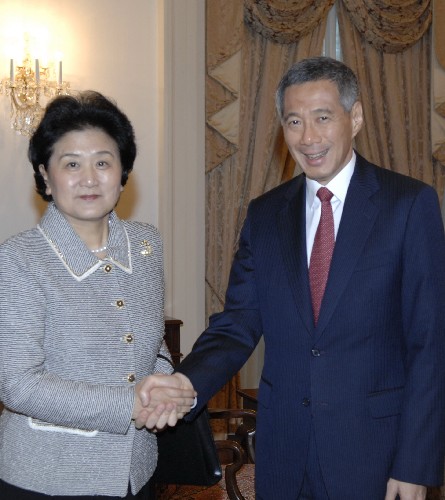 新加坡总理李显龙会见刘延东 4月24日,新加坡总理李显龙(右)会见中国国务委员刘延东。应新加坡政府的邀请,刘延东从23日起开始对新加坡进行为期3天的正式访问。 新华社记者张永兴摄