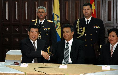 2月13日,在厄瓜多尔首都基多的总统府,国务院副总理回良玉(前左)同厄瓜多尔副总统莫雷诺举行会谈。新华社发(郝云甫 摄)