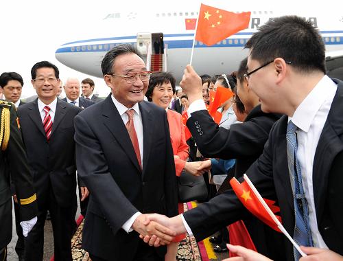 5月13日,中国全国人大常委会委员长吴邦国乘专机抵达莫斯科,开始对俄罗斯进行正式友好访问。 新华社记者 李涛 摄
