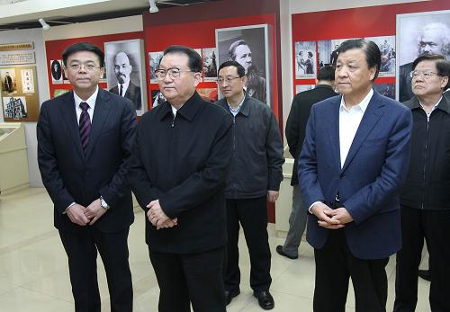 2月10日,中共中央政治局常委李长春来到中共中央编译局,参观马克思主义传播史展览。新华社记者 庞兴雷 摄