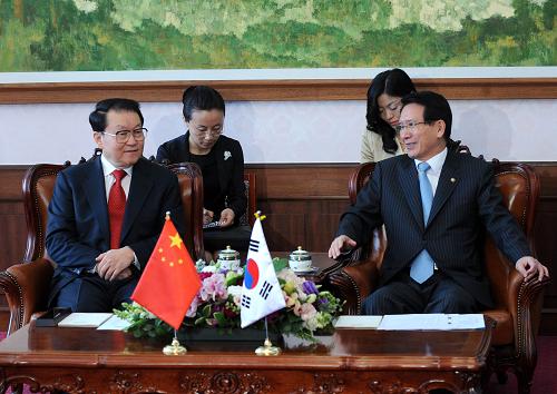 4月7日,中共中央政治局常委李长春在首尔会见韩国国会议长金炯旿。新华社记者 刘建生 摄
