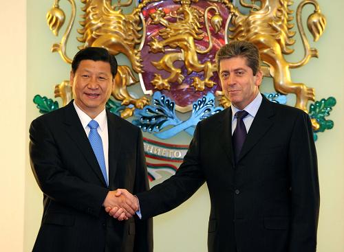 10月15日,正在保加利亚进行正式访问的国家副主席习近平在保加利亚总统府会见保加利亚总统珀尔瓦诺夫。新华社记者 饶爱民 摄