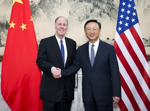 5月27日,中国国务委员杨洁篪在北京同美国总统国家安全事务助理多尼隆举行会谈。新华社记者 谢环驰 摄