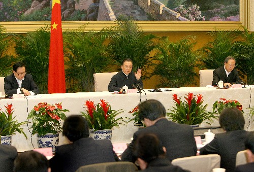 1月27日,国务院召开电视电话会议,针对当前大范围雨雪冰冻灾害给煤电油运造成的严重影响,部署各项保障工作。中共中央政治局常委、国务院总理温家宝出席会议并作重要讲话。 新华社记者 马占成 摄