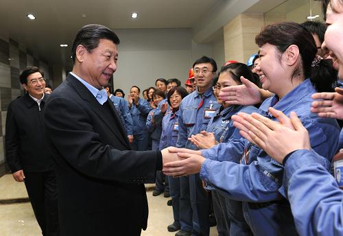 12月28日,中共中央总书记、国家主席、中央军委主席习近平在北京看望一线职工和老年群众。这是习近平与北京京桥热电有限公司当班职工一一握手。新华社记者 饶爱民 摄