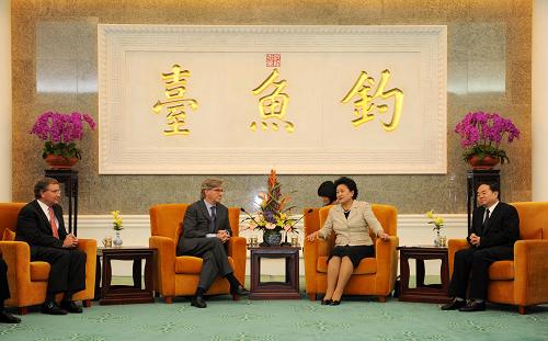 10月29日,中国国务委员刘延东在北京钓鱼台国宾馆会见出席清华大学经济管理学院顾问委员会第十次会议的境外委员。新华社记者 丁林 摄