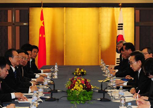 5月22日,中国国务院总理温家宝在东京会见韩国总统李明博。新华社记者 季春鹏 摄