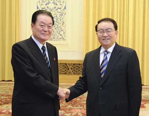 11月5日,中共中央政治局常委李长春在北京人民大会堂会见由朝鲜劳动党中央委员、《劳动新闻》总编辑金基龙率领的朝鲜劳动新闻社代表团。新华社记者 谢环驰 摄