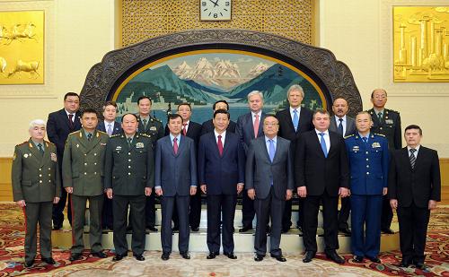 4月24日,国家副主席、中央军委副主席习近平在北京人民大会堂会见来华出席上海合作组织成员国国防部长会议的哈萨克斯坦国防部长贾克瑟别科夫、吉尔吉斯斯坦国防部长奥穆拉利耶夫、俄罗斯国防部长谢尔久科夫、塔吉克斯坦国防部长海鲁洛耶夫、乌兹别克斯坦国防部副部长尼亚佐夫、上海合作组织秘书长伊马纳利耶夫、地区反恐机构副主任萨伊弗洛耶夫。新华社记者 谢环驰 摄