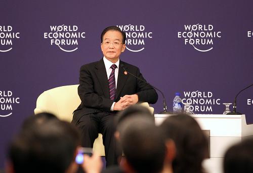 9月13日,中国国务院总理温家宝在天津出席世界经济论坛第四届新领军者年会的企业家座谈会,并回答企业家的提问。新华社记者 丁林 摄