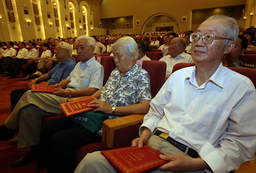 8月26日,中央宣传部、新闻出版总署在北京人民大会堂召开“《中国大百科全书(第二版)》出版总结表彰大会”。这是参加《中国大百科全书(第二版)》编纂出版工作的专家学者和出版工作者代表出席大会。新华社记者高学余摄