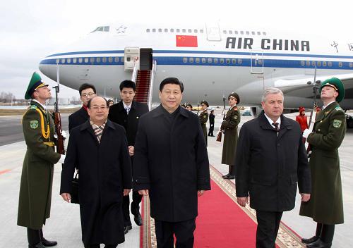 3月24日,应白俄罗斯总统卢卡申科邀请,中国国家副主席习近平抵达明斯克,开始对白俄罗斯进行正式访问。白第一副总理谢马什科(前右一)等到机场迎接。新华社记者 兰红光 摄