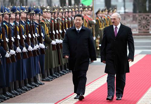 3月24日,中国国家副主席习近平在明斯克出席白俄罗斯总统卢卡申科举行的欢迎仪式。这是习近平在卢卡申科的陪同下检阅仪仗队。新华社记者 兰红光 摄