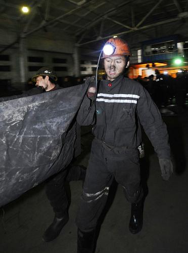 山西焦煤集团屯兰煤矿发生瓦斯爆炸事故 2月22日,救援人员抬出一具遇难者遗体。 当日2时17分,山西焦煤集团西山煤电屯兰煤矿发生瓦斯爆炸事故,据初步统计,井下被困96人。截至上午11时,已造成44人遇难。屯兰矿年产煤500万吨,是高瓦斯矿井。 新华社记者 燕雁摄