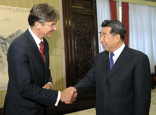 5月11日,国务院副总理回良玉在北京中南海会见来访的荷兰副首相兼经济、农业与创新大臣费尔哈亨。新华社记者 饶爱民 摄