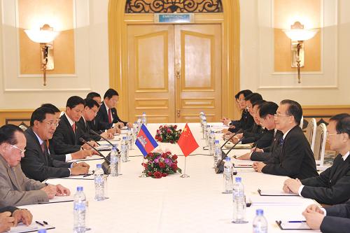 10月28日,中国国务院总理温家宝在越南首都河内会见柬埔寨首相洪森。新华社记者 黄敬文 摄
