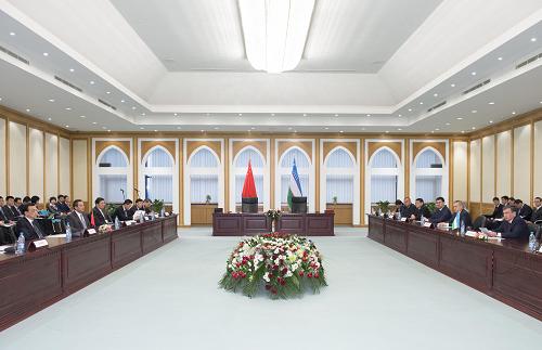 11月29日,正在乌兹别克斯坦首都塔什干出席上海合作组织成员国第十二次总理会议的中国国务院总理李克强同乌兹别克斯坦总理米尔济亚耶夫举行会谈。新华社记者 李学仁 摄