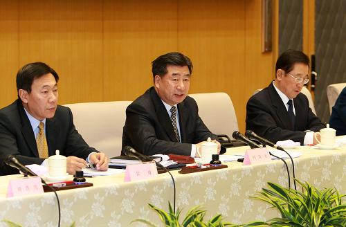 月30日,国务院召开全国森林草原防火工作电视电话会议。中共中央政治局委员、国务院副总理回良玉出席会议并讲话。新华社记者 庞兴雷 摄