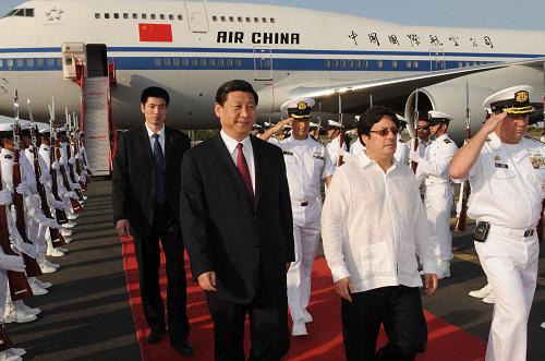 2月14日,应哥伦比亚政府邀请,中国国家副主席习近平抵达卡塔赫纳,开始对哥伦比亚进行正式访问。这是哥伦比亚副总统桑托斯等到机场迎接习近平。新华社记者 黄敬文 摄