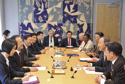 9月22日,中国国务院总理温家宝在纽约联合国总部会见联合国秘书长潘基文。新华社记者 黄敬文 摄