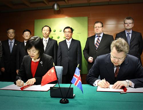 当地时间6月9日,中共中央政治局常委、中央纪委书记贺国强在雷克雅未克出席中冰有关双边经贸合作协议的签字仪式。新华社记者 刘建生 摄