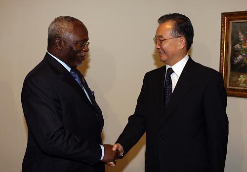 11月8日,中国国务院总理温家宝在埃及沙姆沙伊赫会见加蓬国民议会议长恩达马。