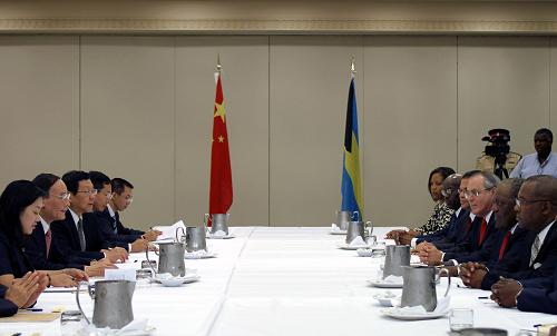 9月10日,巴哈马总理英格拉哈姆(右二)在巴哈马首都拿骚会见中国国务院副总理王岐山(左二)。新华社记者 施思思 摄