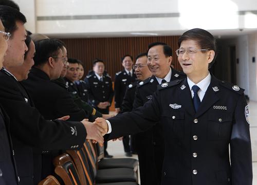 2月11日,国务委员、公安部部长孟建柱在北京会见公安部“11·30”特大跨国跨境电信诈骗犯罪专案组赴菲警官小组全体成员。 针对去年10月以来电信诈骗犯罪案件屡屡发生、部分地区群众深受其害的情况,公安部高度重视,迅速成立“11·30”专案指挥部,调集国内9省区市警力,联手菲律宾警方同步展开打击行动,成功摧毁了这个组织严密的特大跨国跨境电信诈骗犯罪集团,端掉了隐藏在菲律宾的主要犯罪窝点,获取了犯罪证据,并将24名犯罪嫌疑人从菲律宾押解回国。 新华社记者 袁满 摄