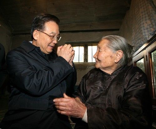 2007年2月16日农历腊月二十九,中共中央政治局常委、国务院总理温家宝来到辽宁省抚顺市考察棚户区改造情况。 这是温家宝在抚顺东洲区准备改造搬迁的棚户区,看望93岁的王焕荣老人。温家宝向老人拜年,祝老人日子越过越好。据了解,王焕荣老人已与政府拆迁部门签订搬迁协议书,今年将搬迁到新区居住。 新华社记者 刘卫兵 摄